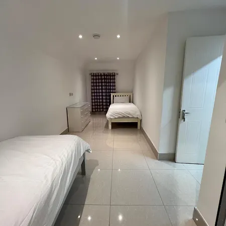 فندق Lovely In Kimmage,