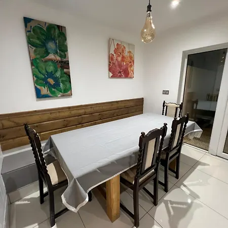 בית הארחה Lovely In Kimmage, דבלין